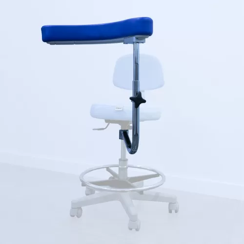 El reposabrazos es un brazo acoplable a una silla para una cirugía de trasplante de cabello perfecta